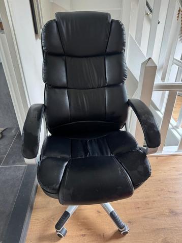 Comfortable black leather office chair beschikbaar voor biedingen