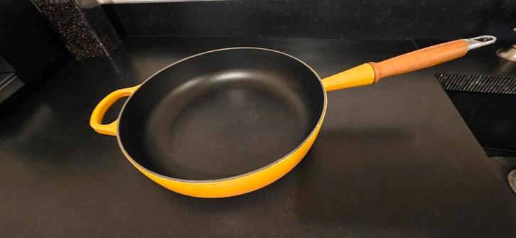 Le Creuset Braadpan - Geel, Huis en Inrichting, Keuken | Potten en Pannen, Zo goed als nieuw, Koekenpan of Braadpan, Gietijzer