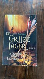 Grijze jager deel 4 De dragers van het Eikenblad, John Flanagan, Ophalen of Verzenden, Zo goed als nieuw