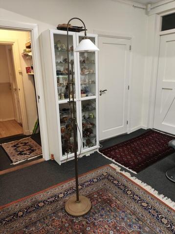 staande lamp antiek koper met kappen van melkglas beschikbaar voor biedingen