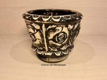 Vintage bloempot zwart reliëf binnenzijde bovenkant 12 cm beschikbaar voor biedingen