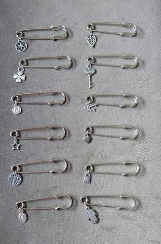 Sjaalspeld dasspeld vestsluiting kiltspeld met bedeltje, Hobby en Vrije tijd, Breien en Haken, Nieuw, Haken, Overige typen, Ophalen of Verzenden