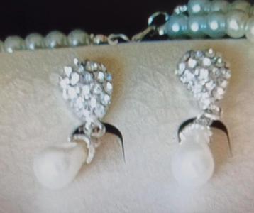 Parel ketting met vlinder motief, veel strass en oorbellen. beschikbaar voor biedingen