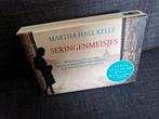 Dwarsligger 557: Seringenmeisjes - Martha Hall Kelly, Martha Hall Kelly, Ophalen of Verzenden, Zo goed als nieuw, Amerika