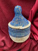 Handgevlochten mandje blauw-wit, Huis en Inrichting, Woonaccessoires | Schalen en Manden, Mand, Rond, Nieuw, Ophalen of Verzenden