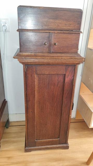 Gramophone met onderkast en gramophone platen beschikbaar voor biedingen