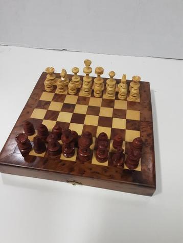 Houten schaakspel en Back Gammon spel, 2 in 1 beschikbaar voor biedingen