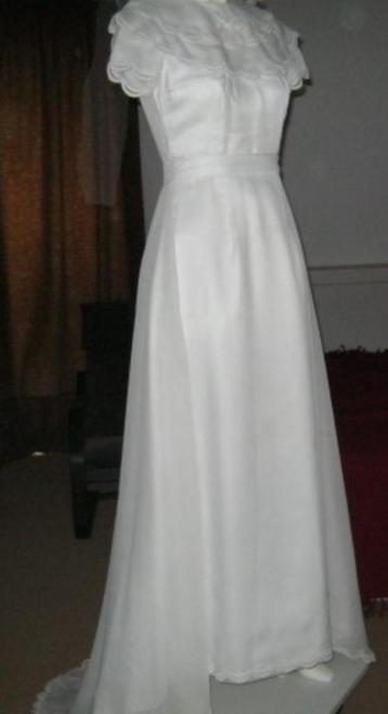 Trouwjurk met sleep 1969 mt 38-42 beschikbaar voor biedingen