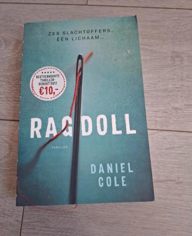 Ragdoll - Daniel Cole, Boeken, Thrillers, Zo goed als nieuw, Ophalen of Verzenden