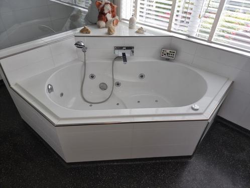 Bubbelbad whirlpool met kraan/douche., Huis en Inrichting, Badkamer | Complete badkamers, Zo goed als nieuw, Ophalen