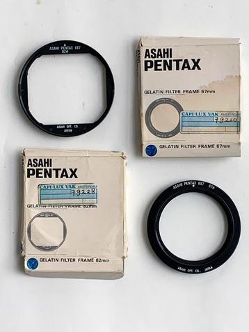 twee ASAHI PENTAX 6 X 7 gelatine filters 67 mm en 82 mm  beschikbaar voor biedingen