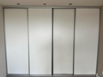 Prachtige kledingkast met schuifdeuren