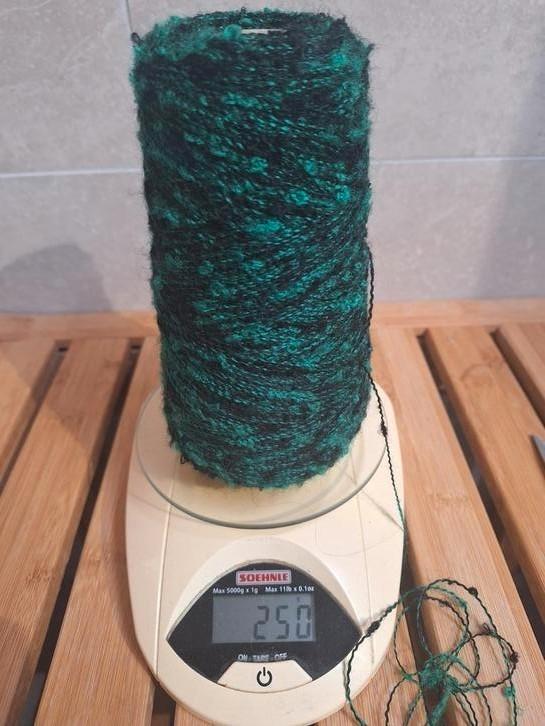 Mooie breigaren op cone., Hobby en Vrije tijd, Breien en Haken, Nieuw, Breien of Haken, Wol of Garen, Ophalen of Verzenden