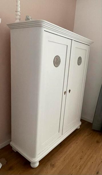 Brocante Kast met Schuifdeuren beschikbaar voor biedingen