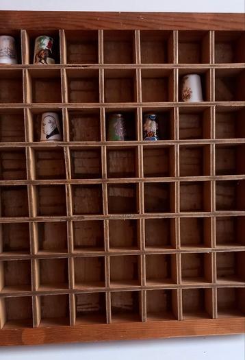 Houten sorteerbak met vingerhoedjes. beschikbaar voor biedingen
