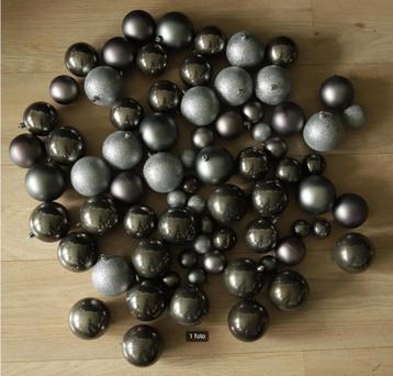 72 Kerstballen. beschikbaar voor biedingen
