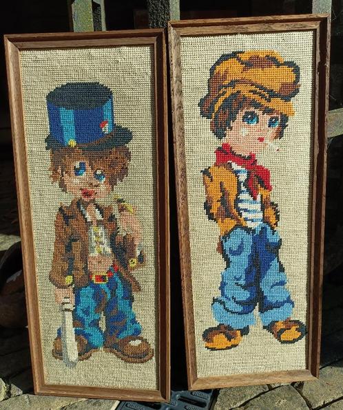 2x geborduurd Francisque Poulbot Straatkinderen Montmartre, Antiek en Kunst, Curiosa en Brocante, Ophalen of Verzenden