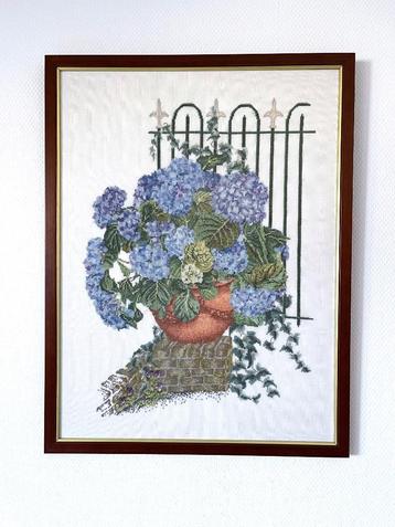 Mooi borduurwerk met blauwe hortensia, ingelijst matglas beschikbaar voor biedingen