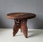 Oud bruin tafeltje met oosters houtsnijwerk - inklapbaar, Antiek en Kunst, Ophalen of Verzenden