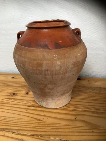 Antieke Aardewerk Pot met Oren beschikbaar voor biedingen