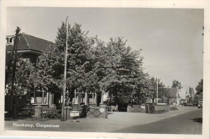 140 Harskamp Dorpsstraat 1956 gelopen, Verzamelen, Ansichtkaarten | Nederland, Gelopen, Gelderland, 1940 tot 1960, Ophalen of Verzenden