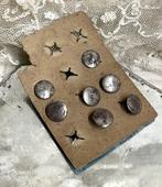 Brocante oud kaartje met knopen voor boordjes, Ophalen of Verzenden