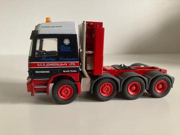 Nieuw schaalmodel Mercedes Actros 8x4 zw. transport trekker beschikbaar voor biedingen