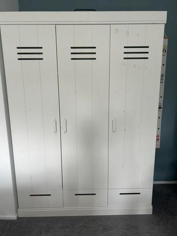 Woood complete kinderkamer ( kast, bed, nachtkastje) beschikbaar voor biedingen