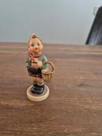 Hummel Beeldje Jongen met Mandje - 8.5cm, Ophalen of Verzenden