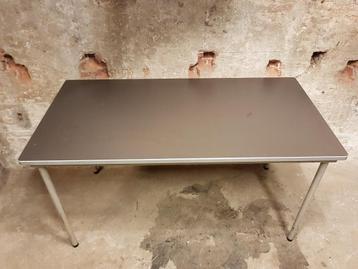 Industriële tafel Ahrend de Cirkel  beschikbaar voor biedingen