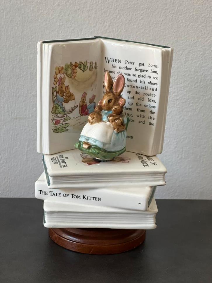 Muzikaal Beatrix Potter beeldje – Mrs. Rabbit (Peter Rabbit), Antiek en Kunst, Antiek | Porselein, Ophalen of Verzenden