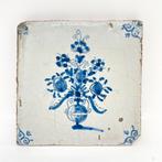 Antieke tegel - 17e eeuw - bodemvondsten - bloemen tegel, Antiek en Kunst, Antiek | Wandborden en Tegels, Ophalen of Verzenden