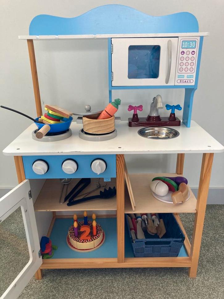 Houten kunderkeukentje met accessoires en houten eetwaar, Kinderen en Baby's, Speelgoed | Houten speelgoed, Gebruikt, Meubelstuk of Keukentje