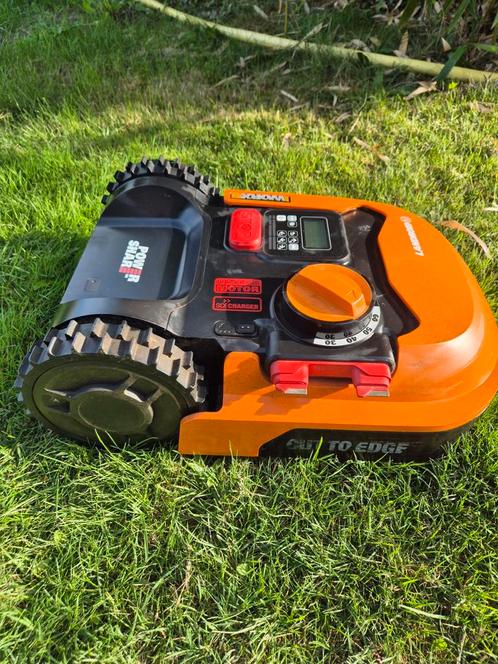 Worx Landroid M700 Robotmaaier - 3 jaar oud, Tuin en Terras, Robotmaaiers, Gebruikt, 20 tot 25 cm, Met regensensor, Bestuurbaar via app