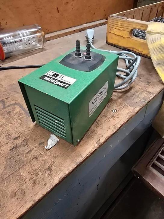 KnF N75 KV.18 Vacuümpomp – Betrouwbare industriële Pomp, Doe-het-zelf en Verbouw, Compressors, Zo goed als nieuw, 100 liter of meer