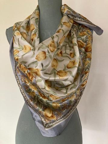Lichtgrijze sjaal/hoofddoek/halsdoek met goudgele tulpjes beschikbaar voor biedingen