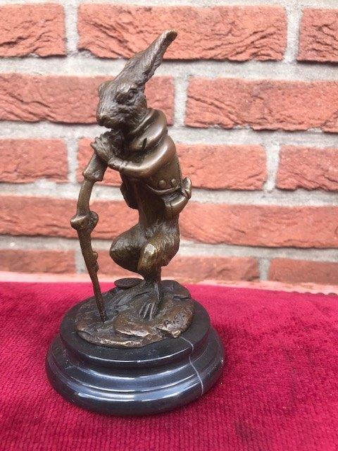 bronzen beeldje van een wanderbube/ jager/haas, Ophalen of Verzenden, Brons
