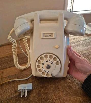 Vintage PTT Ericsson wandtelefoon beschikbaar voor biedingen