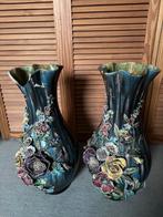 Prachtige Antieke Vazen met Bloemenreliëf, Ophalen, Gebruikt, Overige kleuren, Aardewerk of Porselein