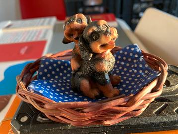 Schattige Honden in klein Mandje Figuur, rottweiler (?) beschikbaar voor biedingen