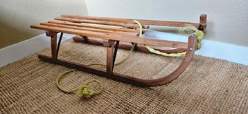 Houten slee beschikbaar voor biedingen