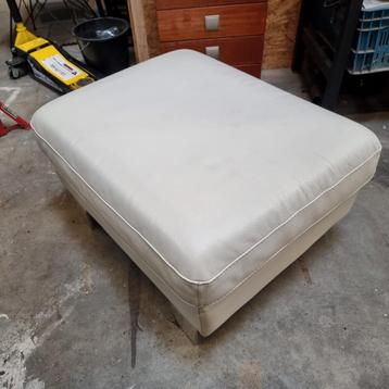 Crème leren voetenbankje beschikbaar voor biedingen