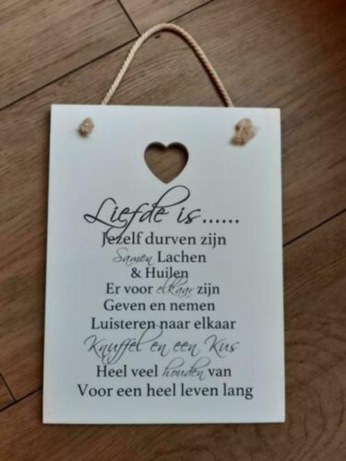 O21 Houten tekstbord Liefde is..., Huis en Inrichting, Woonaccessoires | Tekstborden en Spreuken, Zo goed als nieuw, Ophalen of Verzenden