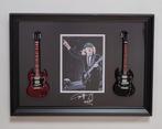 Angus Young ACDC twee miniatuur gitaren op lijst wanddeco, Verzamelen, Muziek, Artiesten en Beroemdheden, Info@deconoord.nl, Deco Noord