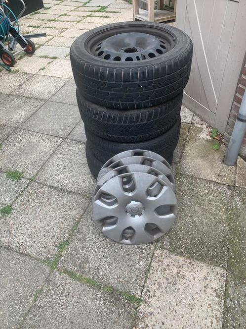 17” Winterbanden op stalen velgen met wieldoppen, Auto diversen, Wieldoppen, Gebruikt, Ophalen