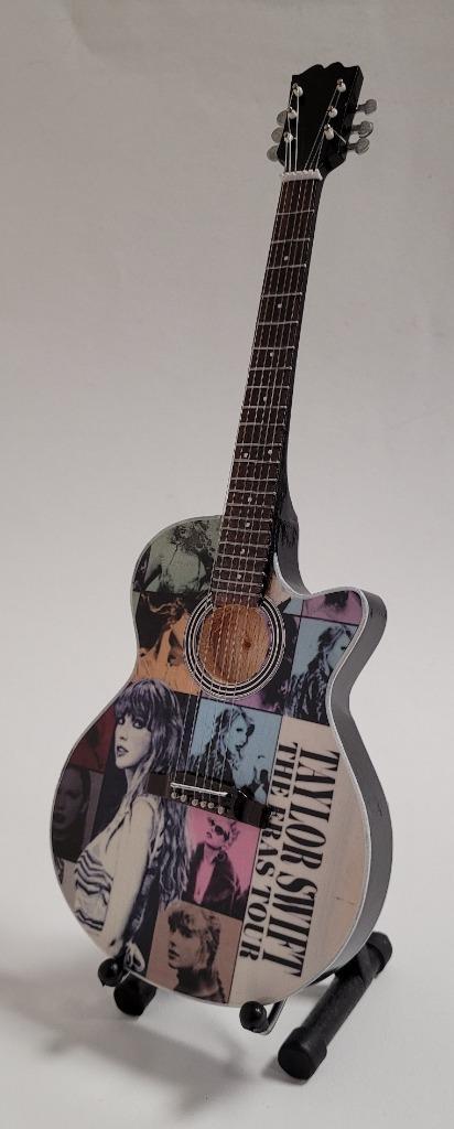 Taylor Swift Eras Tour miniatuur gitaar 25cm van hout guitar, Verzamelen, Muziek, Artiesten en Beroemdheden, Nieuw, Foto of Kaart
