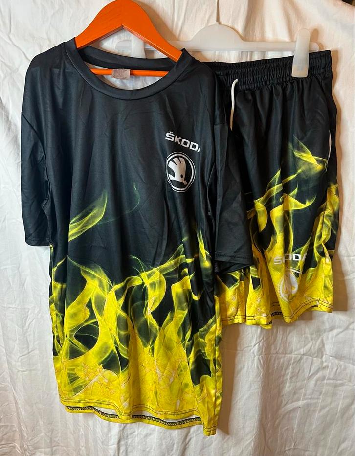 Skoda Sport Set - Shirt en Short, Kleding | Heren, Sportkleding, Nieuw, Fitness, Overige maten, Zwart, Ophalen of Verzenden