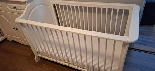 Ledikant en commode met bijbehorende wandplank, Kinderen en Baby's, Babywiegjes en Ledikanten, Gebruikt, Ledikant, Ophalen