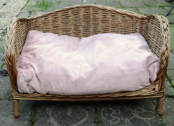 Schattige rotan hondenmand op pootjes inclusief roze kussen, Dieren en Toebehoren, Hondenmanden, Zo goed als nieuw, Riet, Ophalen