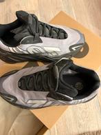 Yeezy 700 MNVN - Maat 41 1/3, Kleding | Heren, Schoenen, Ophalen of Verzenden, Zo goed als nieuw, Zwart, Sneakers of Gympen